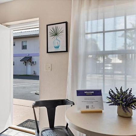 Located By The Beach 1 Bedroom With Parking And Pool Clearwater Eksteriør billede