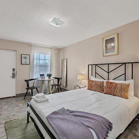 Located By The Beach 1 Bedroom With Parking And Pool Clearwater Eksteriør billede