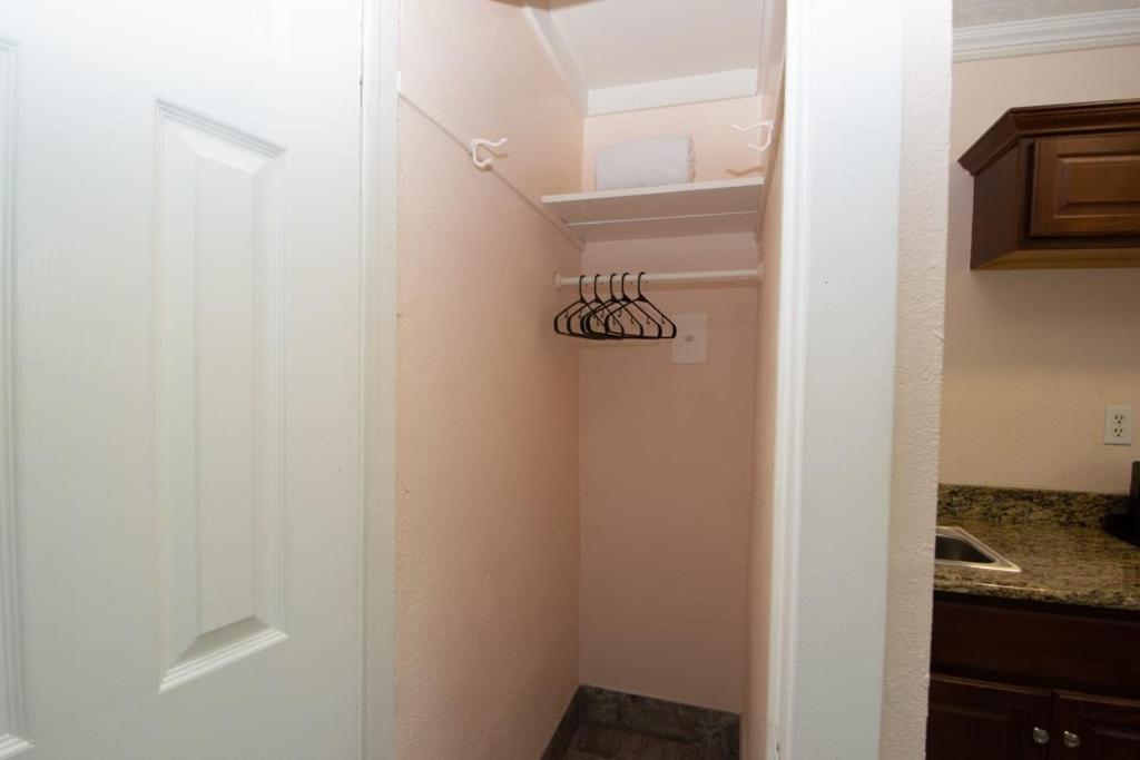 Located By The Beach 1 Bedroom With Parking And Pool Clearwater Eksteriør billede