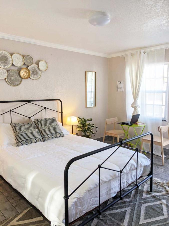 Located By The Beach 1 Bedroom With Parking And Pool Clearwater Eksteriør billede