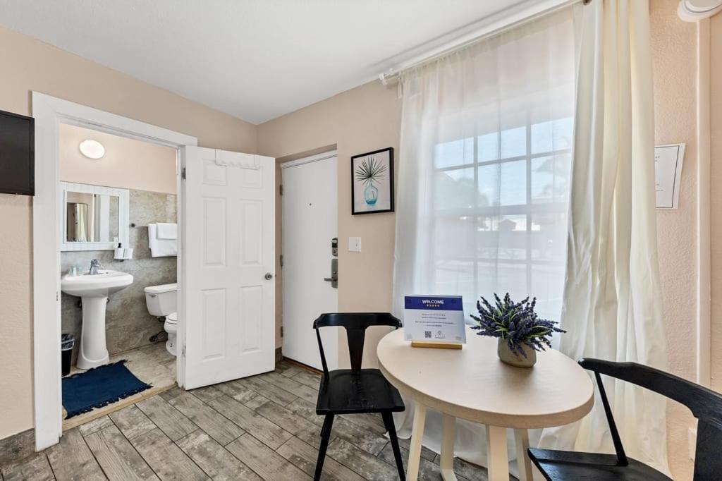 Located By The Beach 1 Bedroom With Parking And Pool Clearwater Eksteriør billede