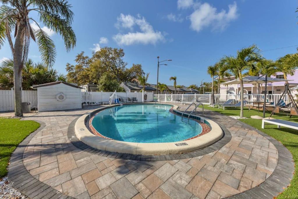 Located By The Beach 1 Bedroom With Parking And Pool Clearwater Eksteriør billede