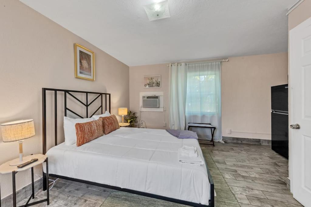Located By The Beach 1 Bedroom With Parking And Pool Clearwater Eksteriør billede
