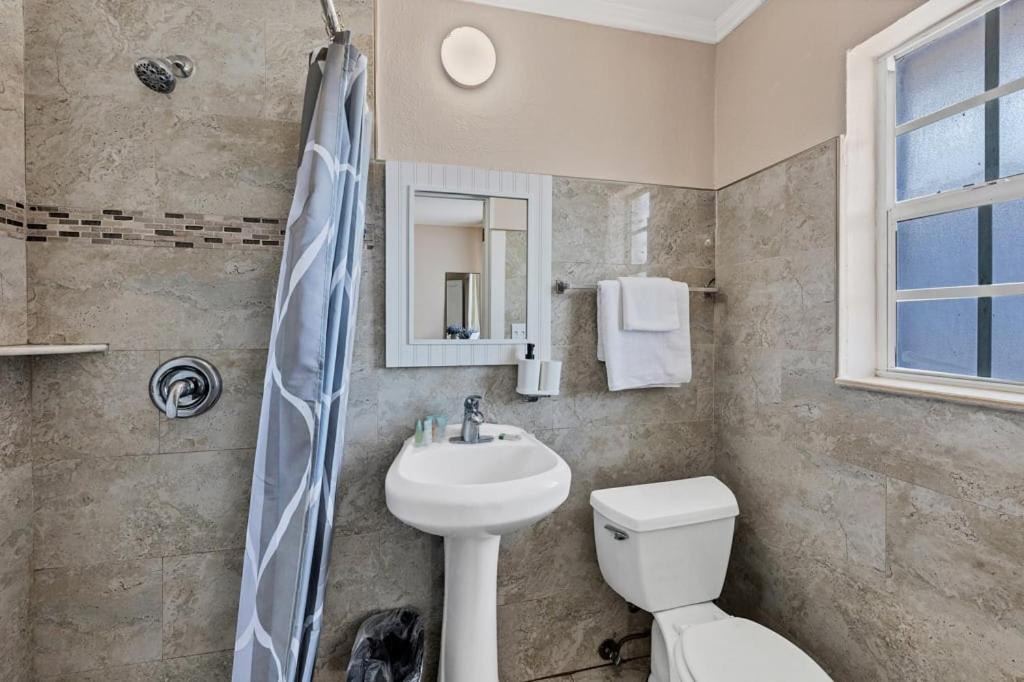 Located By The Beach 1 Bedroom With Parking And Pool Clearwater Eksteriør billede