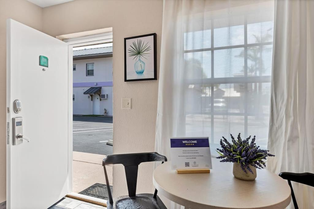 Located By The Beach 1 Bedroom With Parking And Pool Clearwater Eksteriør billede