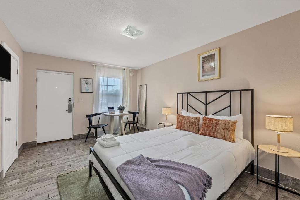 Located By The Beach 1 Bedroom With Parking And Pool Clearwater Eksteriør billede