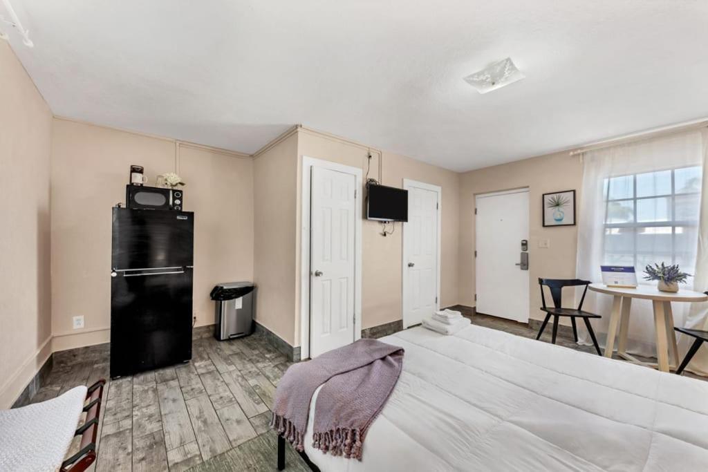 Located By The Beach 1 Bedroom With Parking And Pool Clearwater Eksteriør billede