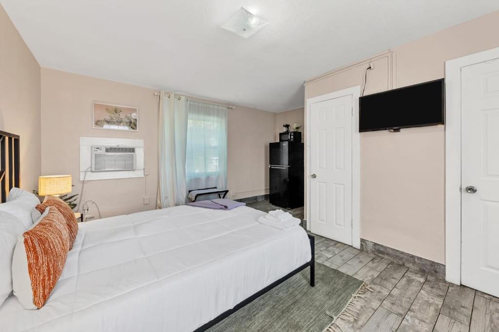 Located By The Beach 1 Bedroom With Parking And Pool Clearwater Eksteriør billede