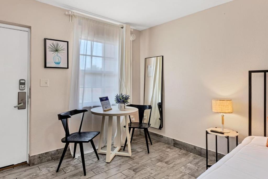 Located By The Beach 1 Bedroom With Parking And Pool Clearwater Eksteriør billede